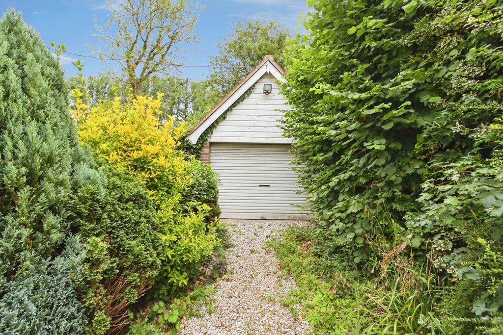 Property photo 3 of 14 Garage
