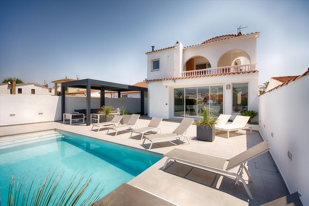 Property photo 1 of 38 Modern House On The Wide Canal With 7 Bedrooms, Tourist License