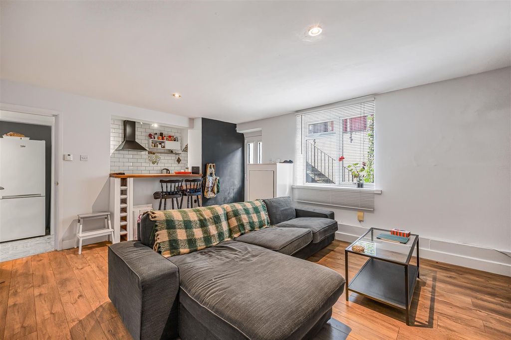 Property photo 3 of 16 6_78763.Jpg