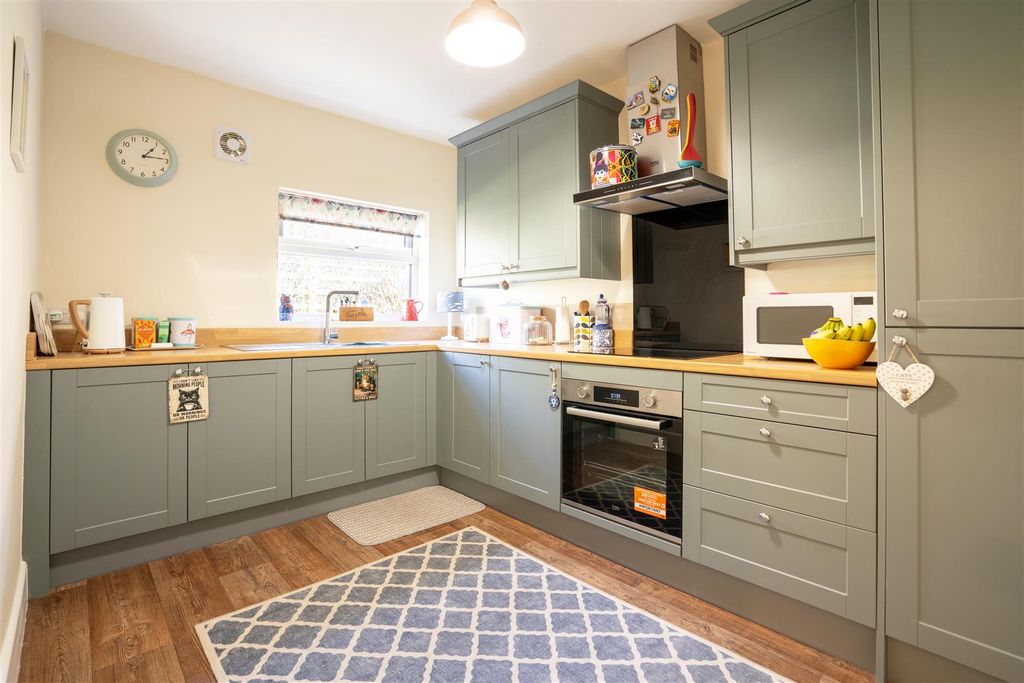 Property photo 3 of 8 Kitchen