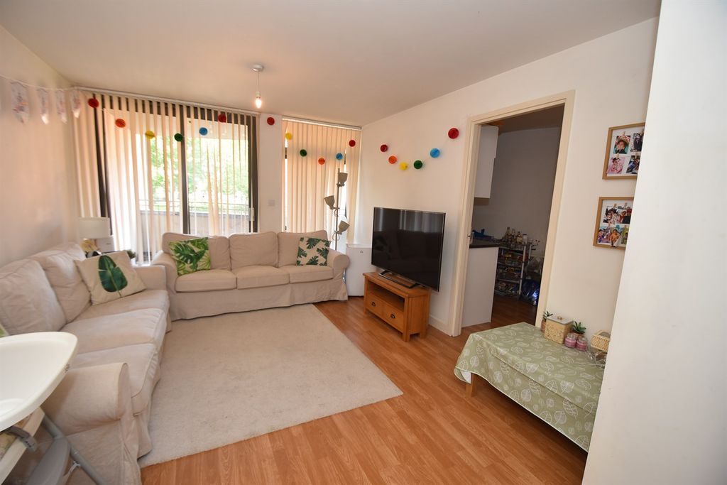 Property photo 2 of 9 Lounge