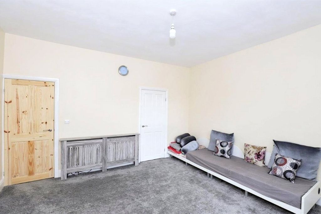 Property photo 3 of 15 Lounge