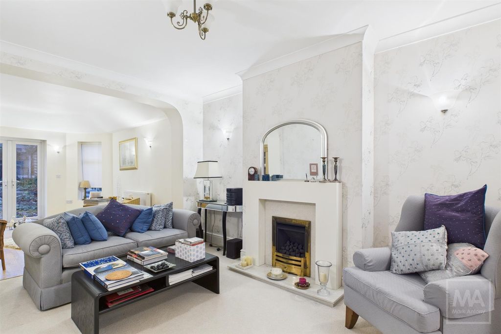 Property photo 2 of 14 Lounge