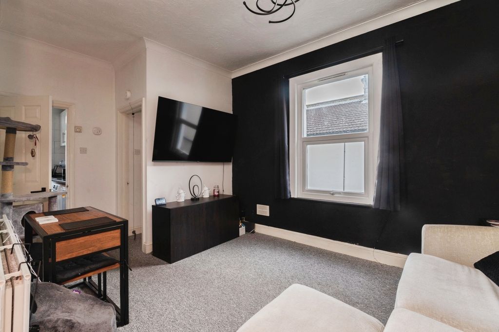 Property photo 2 of 16 Lounge