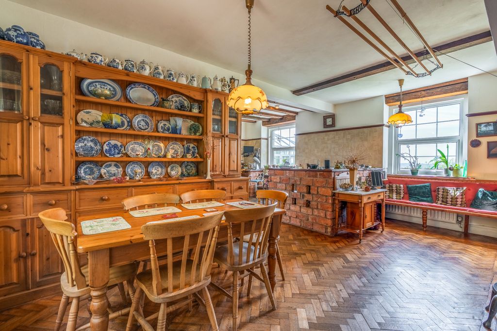 Property photo 3 of 43