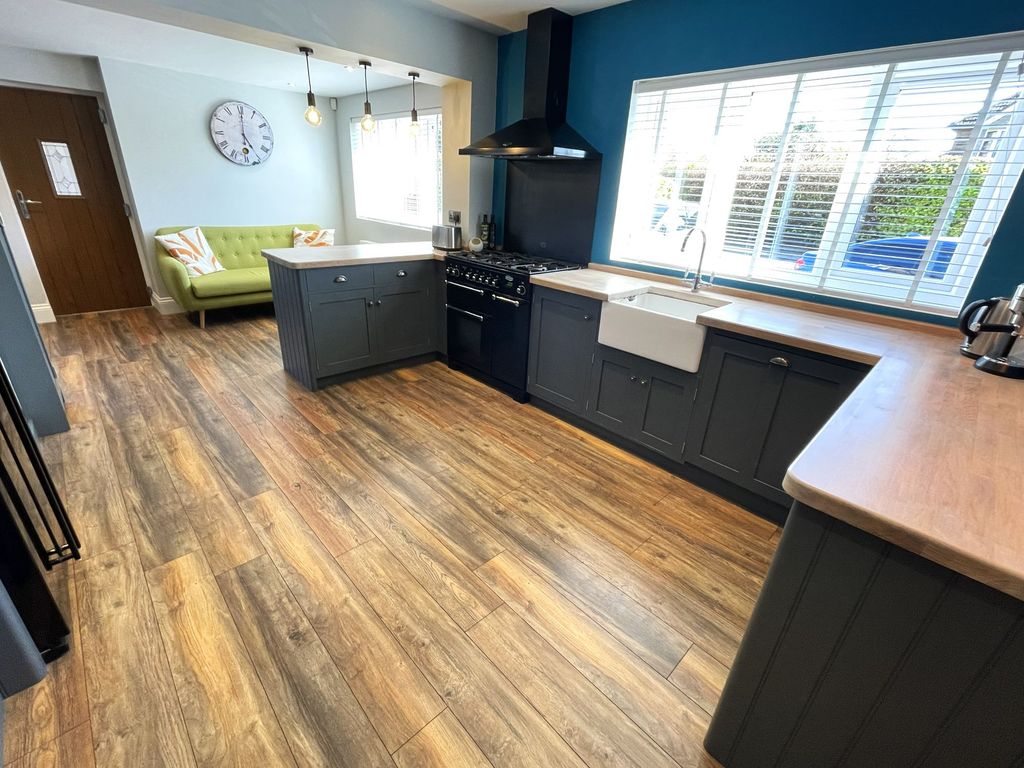 Property photo 2 of 28