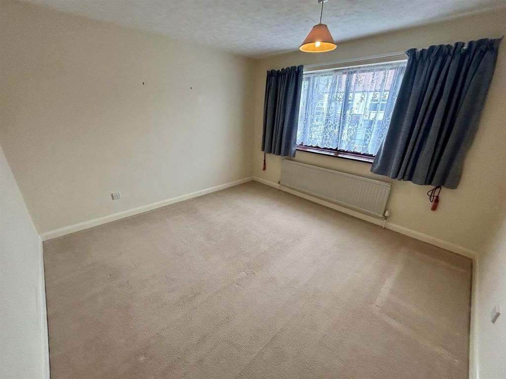 Property photo 3 of 11 Bed 2.Jpg