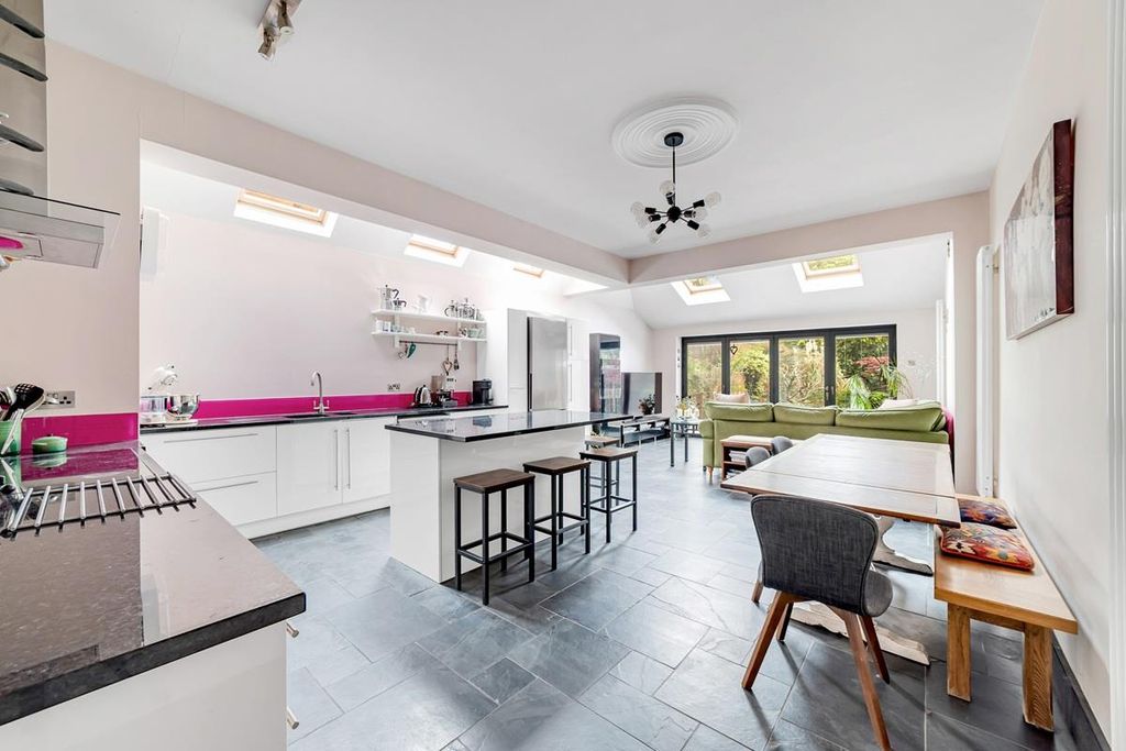 Property photo 2 of 16 17 Lyncroft Gardens-8.Jpg