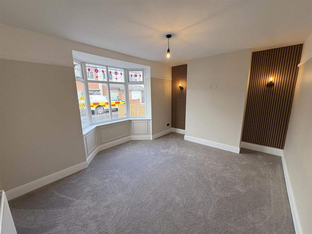 Property photo 3 of 18 Lounge