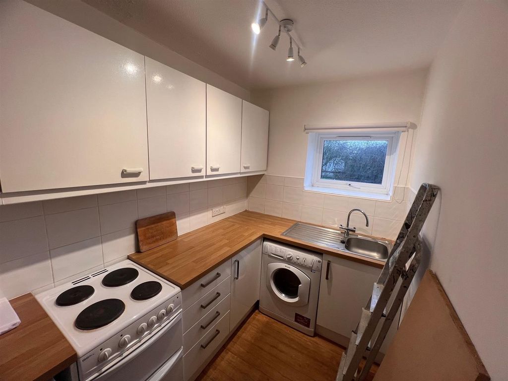 Property photo 3 of 5 Kitchen