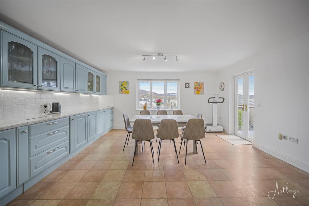 Property photo 3 of 32 Kitchen/Dining Room