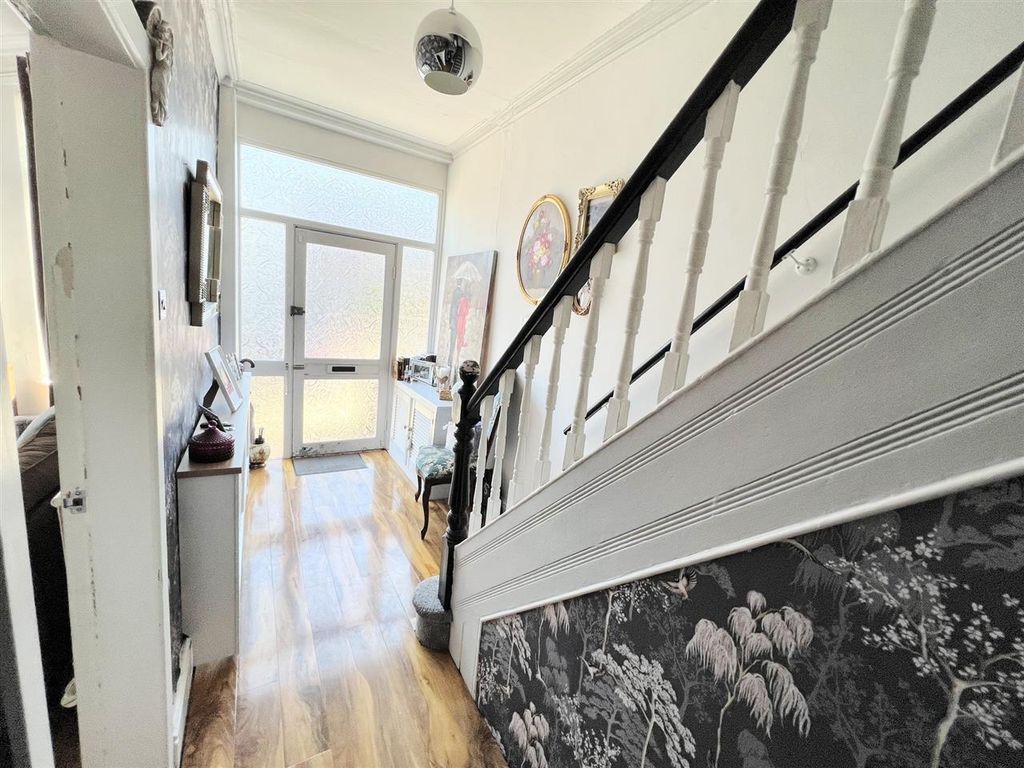 Property photo 2 of 12 Entrance Hall