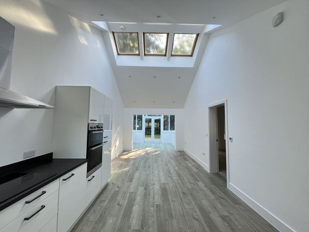 Property photo 3 of 18 Lounge Kitchen