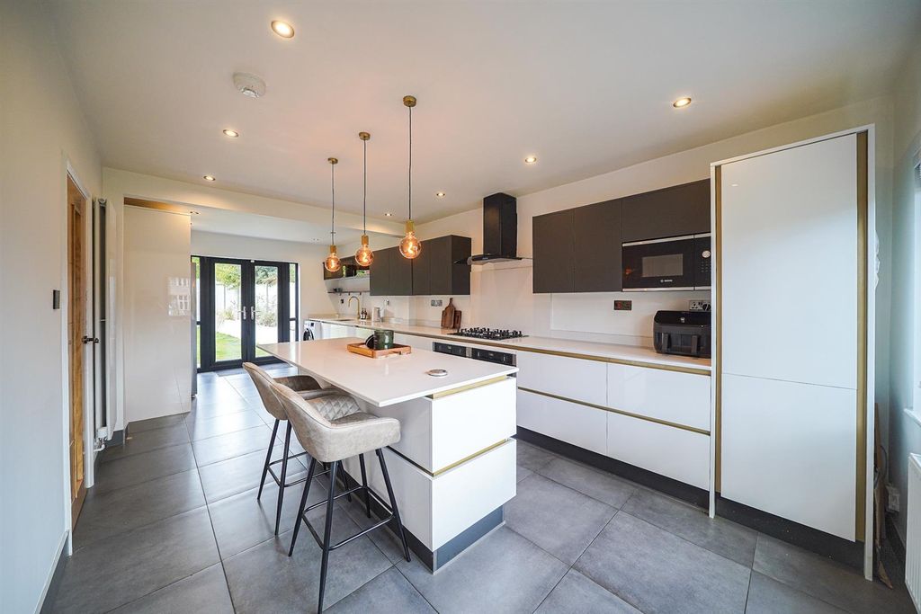 Property photo 3 of 28 Breakfast Kitchen