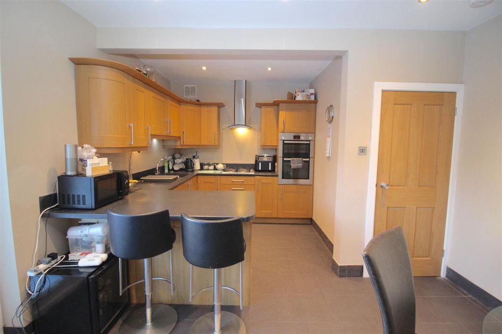Property photo 2 of 11 Kitchen