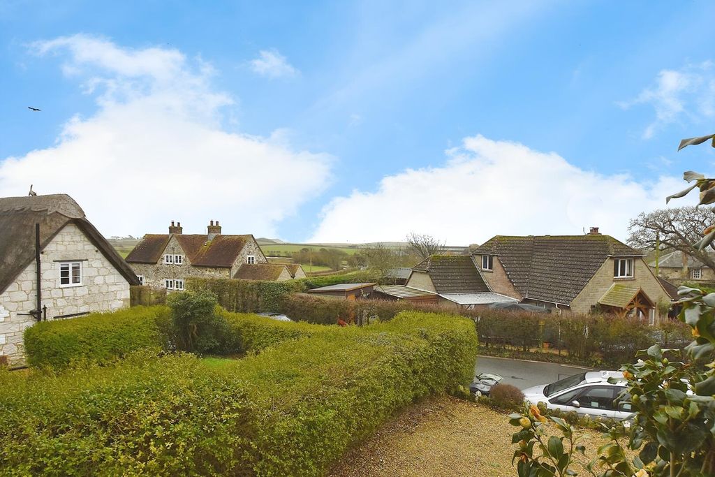 Property photo 2 of 10 Front (Exterior)