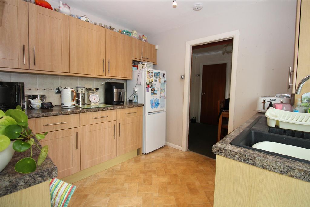 Property photo 3 of 10 Kitchen
