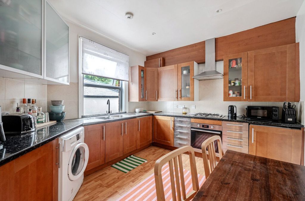Property photo 3 of 8 Kitchen