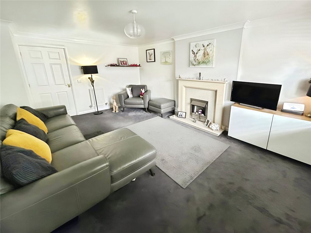 Property photo 3 of 18 Lounge