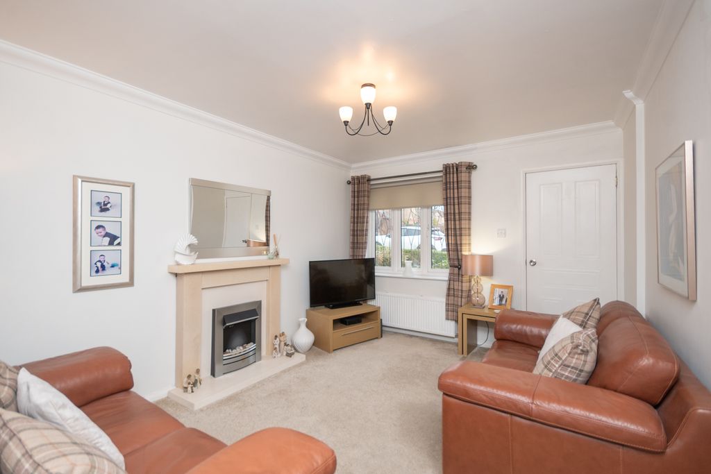 Property photo 2 of 16 Lounge