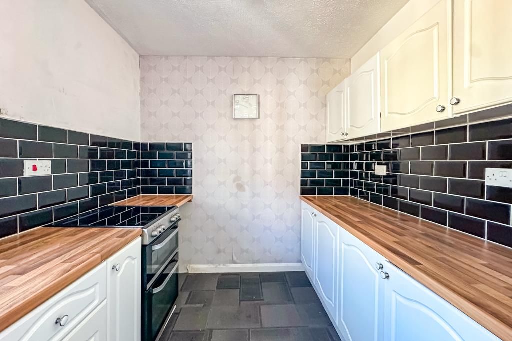 Property photo 3 of 10 Kitchen