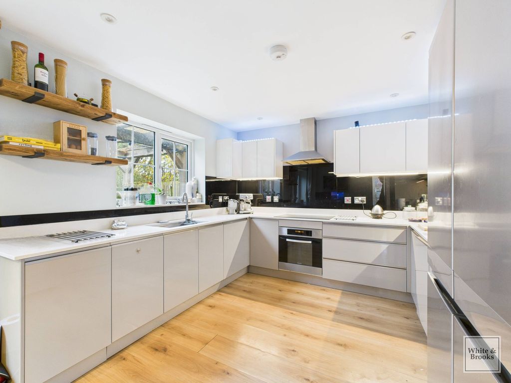 Property photo 3 of 20 Kitchen