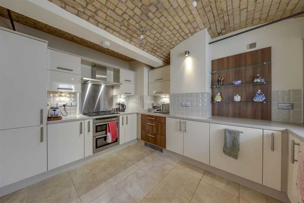 Property photo 1 of 41 Kitchen Alt