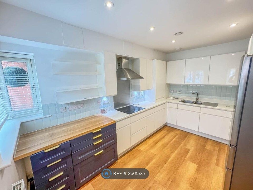 Property photo 3 of 11 Kitchen