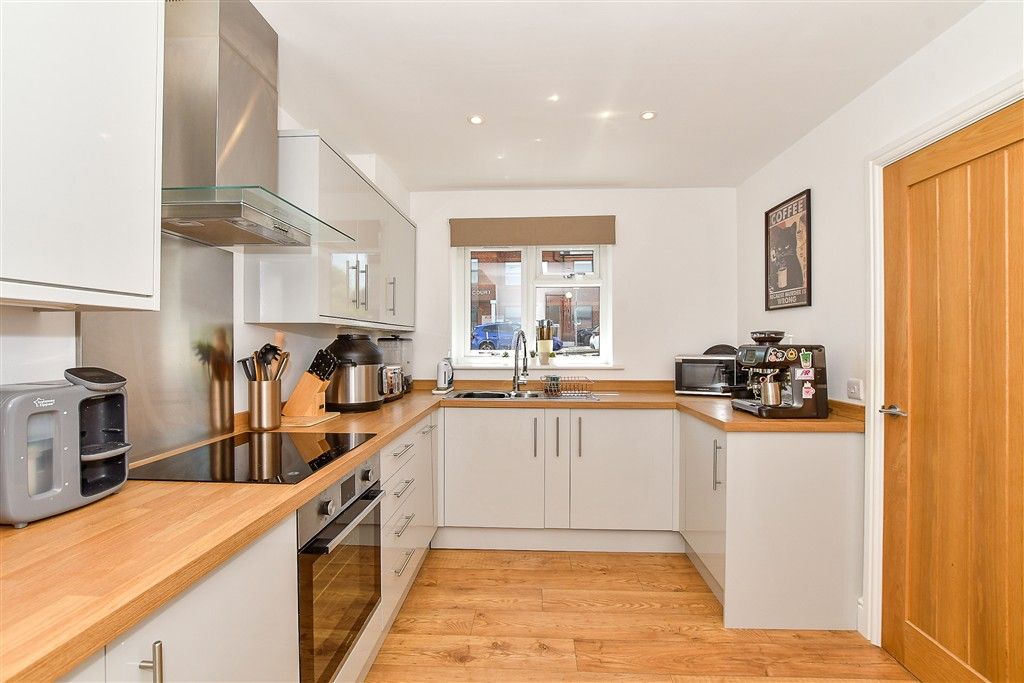 Property photo 3 of 11 Kitchen