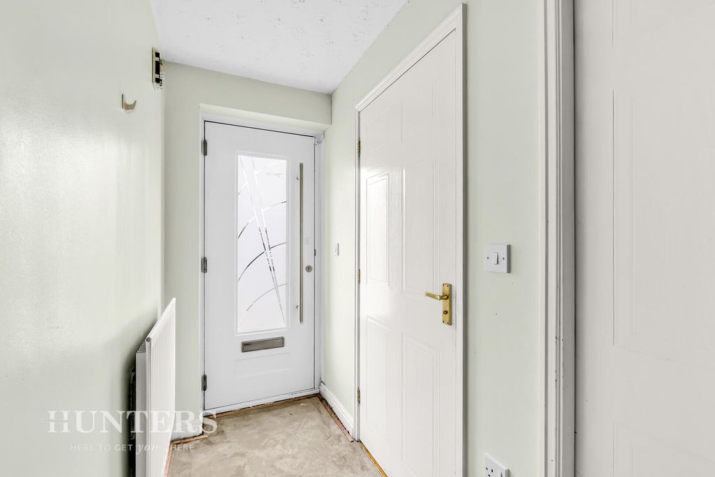 Property photo 2 of 21 Hallway