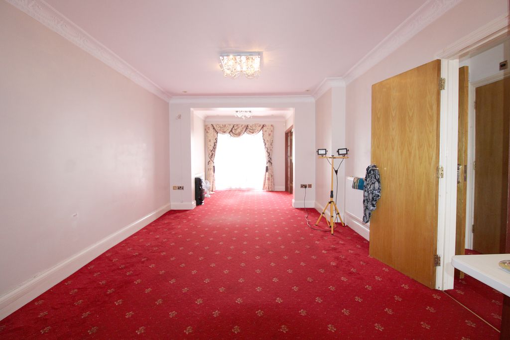 Property photo 1 of 6 Through Lounge