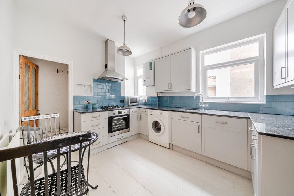 Property photo 2 of 22 Picture No. 17