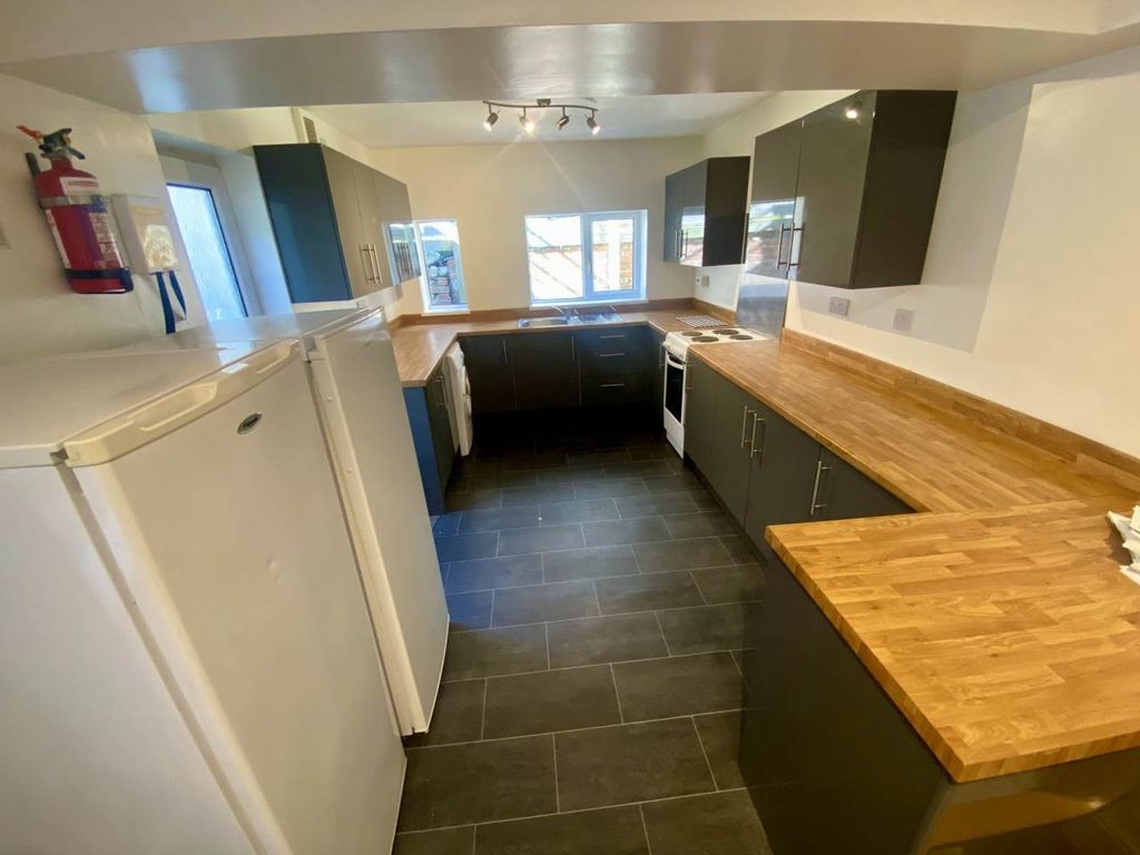 Property photo 3 of 14 c2A733d3-7F04-4E34-A99A-1114Cb34d58E