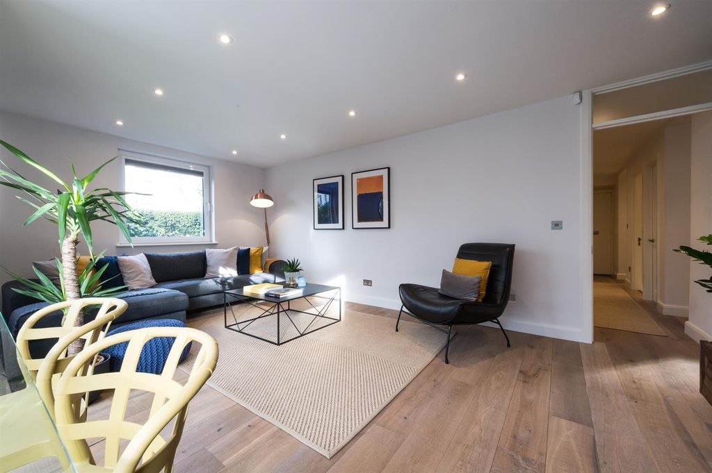 Property photo 3 of 17 Living Room