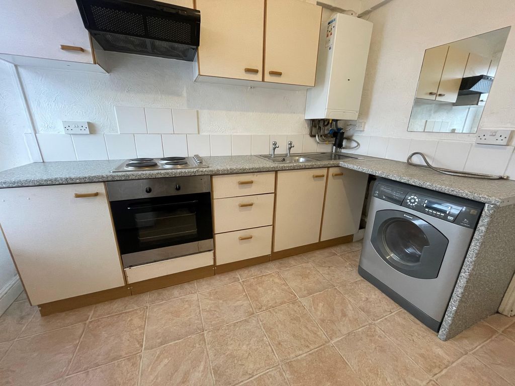 Property photo 3 of 6 Kitchen