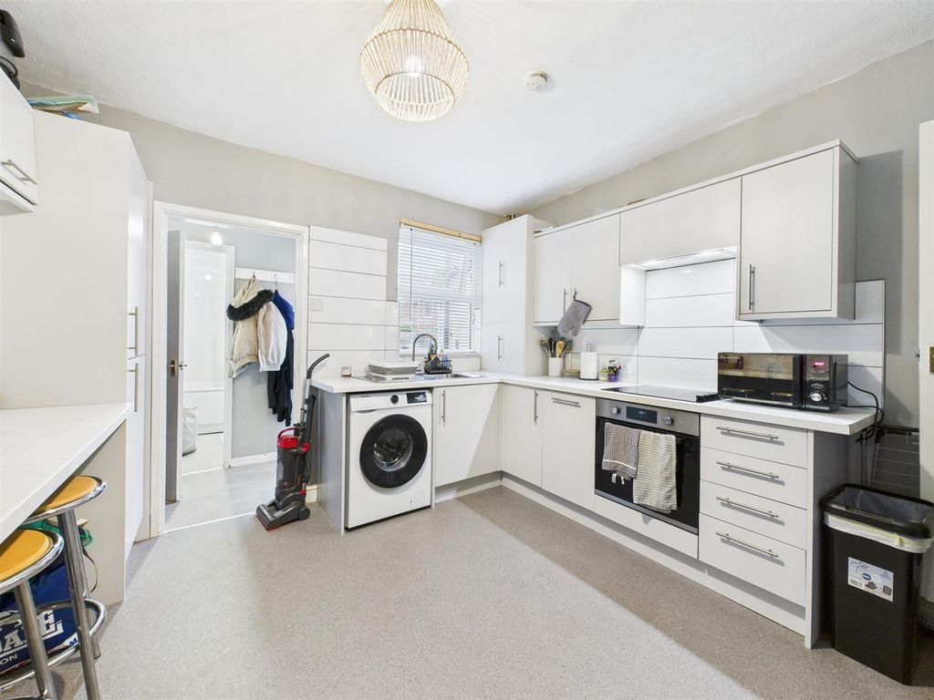 Property photo 2 of 9 Kitchen