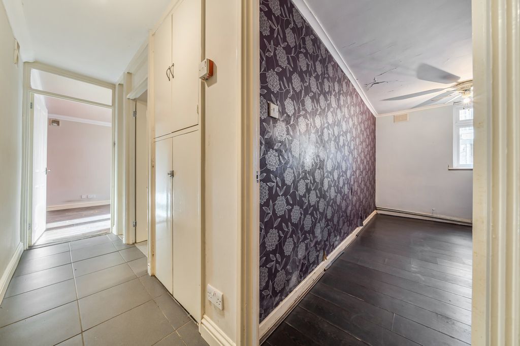 Property photo 3 of 16 Entrance Hall