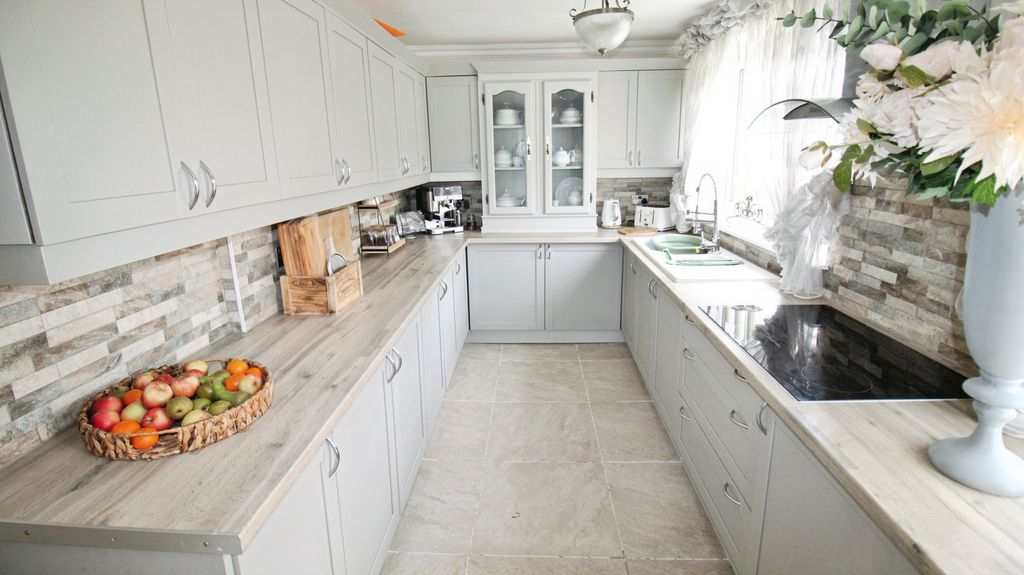 Property photo 3 of 23 Kitchen..Jpg