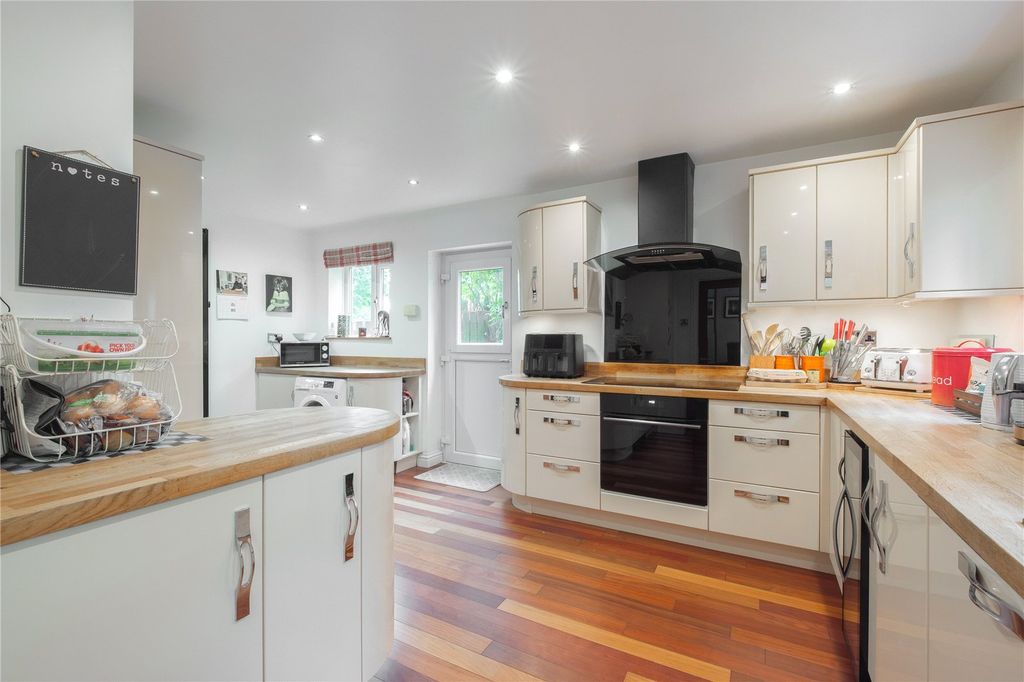 Property photo 3 of 25 Kitchen
