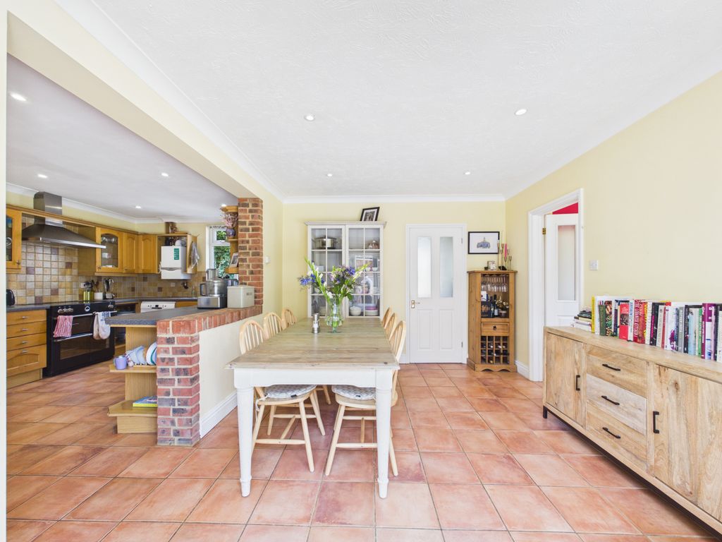 Property photo 3 of 14 Cam01354G0-Pr0745-Still002