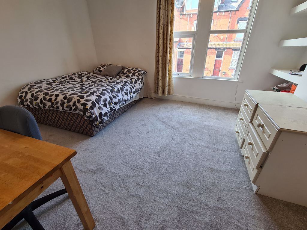 Property photo 3 of 22 A Cozy And Well-Maintained Bedroom Featuring A Dou...