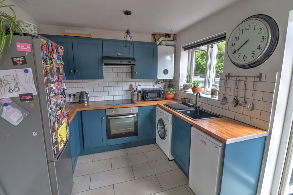 Property photo 3 of 14 Kitchen