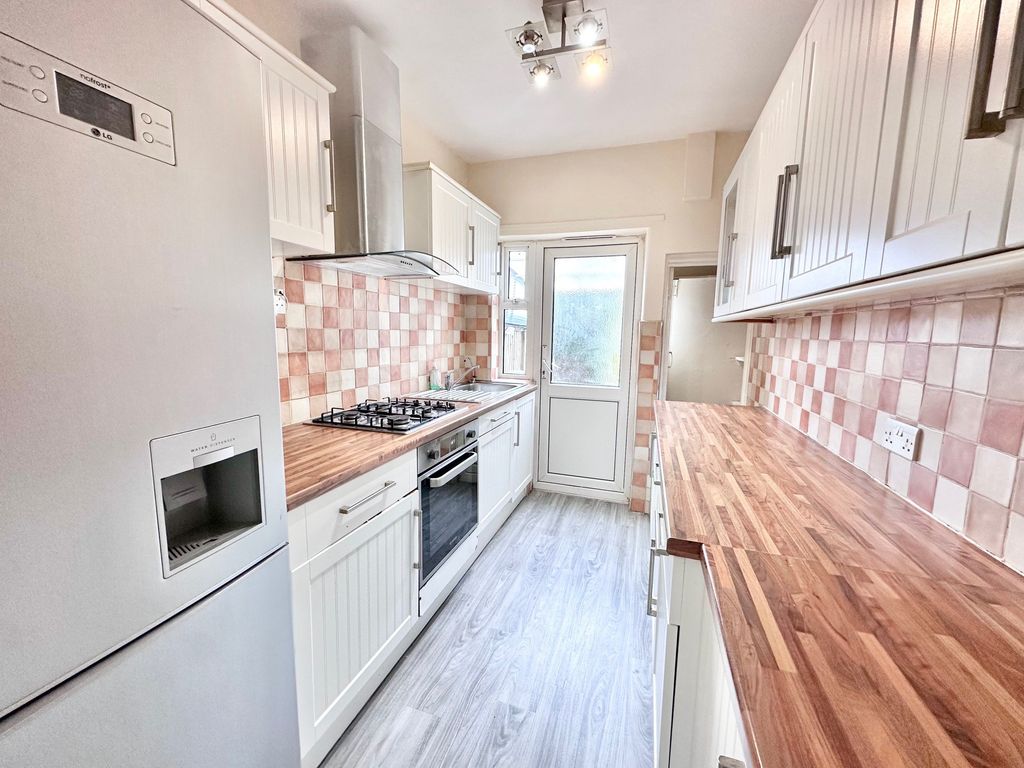 Property photo 3 of 10 Kitchen
