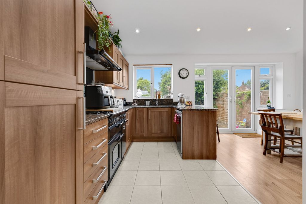 Property photo 2 of 28