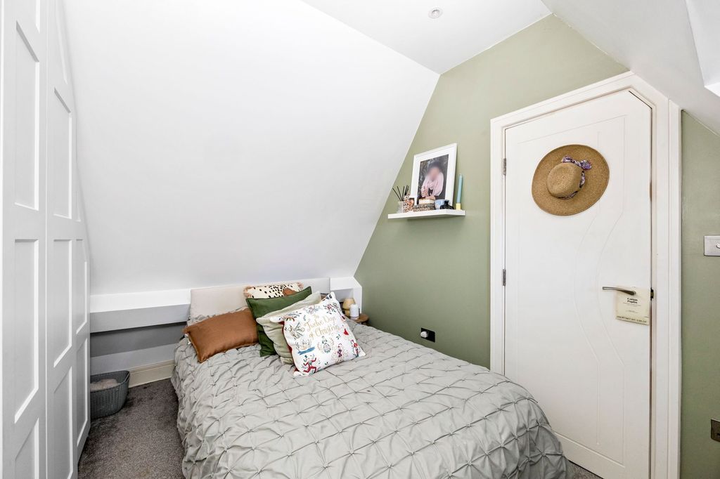 Additional image 13 of 3 bed flat for saleSyresham Gardens, The Priory Syresham Gardens RH16