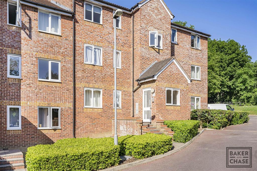 Property photo 3 of 18 Communal Entrance