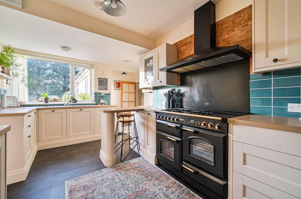 Property photo 3 of 25 Kitchen