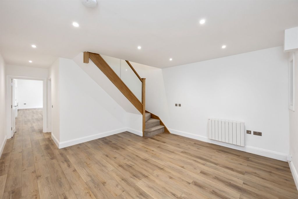 Property photo 3 of 13 Entrance/Reception Room 1