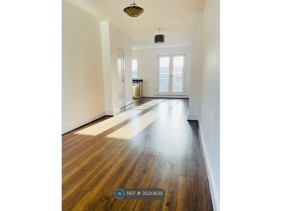 Property photo 3 of 21 Living / Dining Area