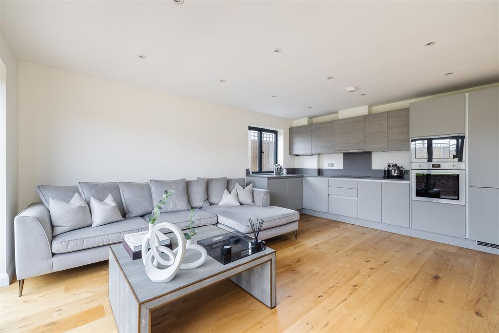 Property photo 2 of 32 Sewardstone Road E4